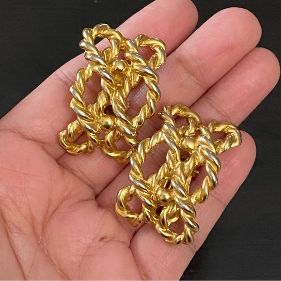 Vintage UnSigned Gold-Tone Twisted Rope Clip On Earrings - Picture 10 of 12